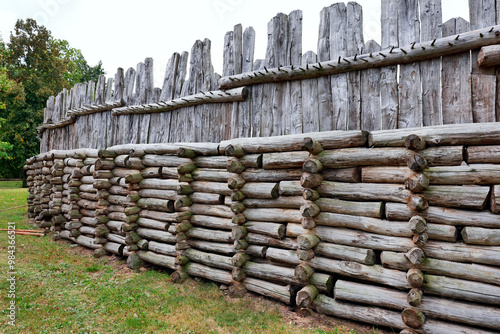 Obraz na płótnie Gród w Biskupinie – stanowisko archeologiczne na Pojezierzu Gnieźnieńskim we wsi Biskupin w województwie kujawsko-pomorskim. Na podstawie badań drewnianych bali stwierdzono, że 50% użytych do budowy g w salonie