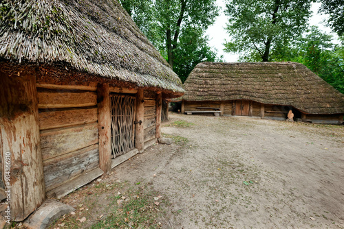 Obraz na płótnie Gród w Biskupinie – stanowisko archeologiczne na Pojezierzu Gnieźnieńskim we wsi Biskupin w województwie kujawsko-pomorskim. Na podstawie badań drewnianych bali stwierdzono, że 50% użytych do budowy g w salonie