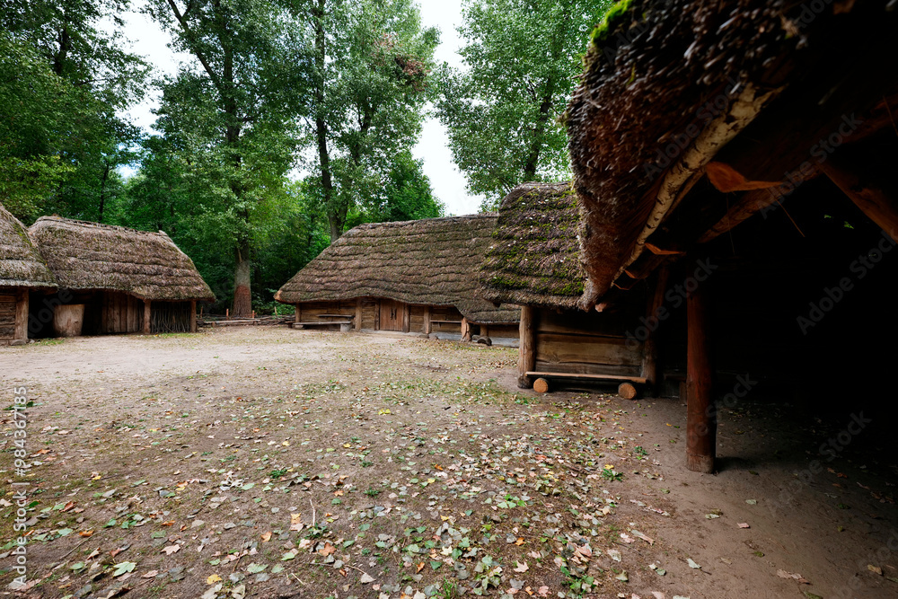 Gród w Biskupinie – stanowisko archeologiczne na Pojezierzu Gnieźnieńskim we wsi Biskupin w województwie kujawsko-pomorskim. Na podstawie badań drewnianych bali stwierdzono, że 50% użytych do budowy g