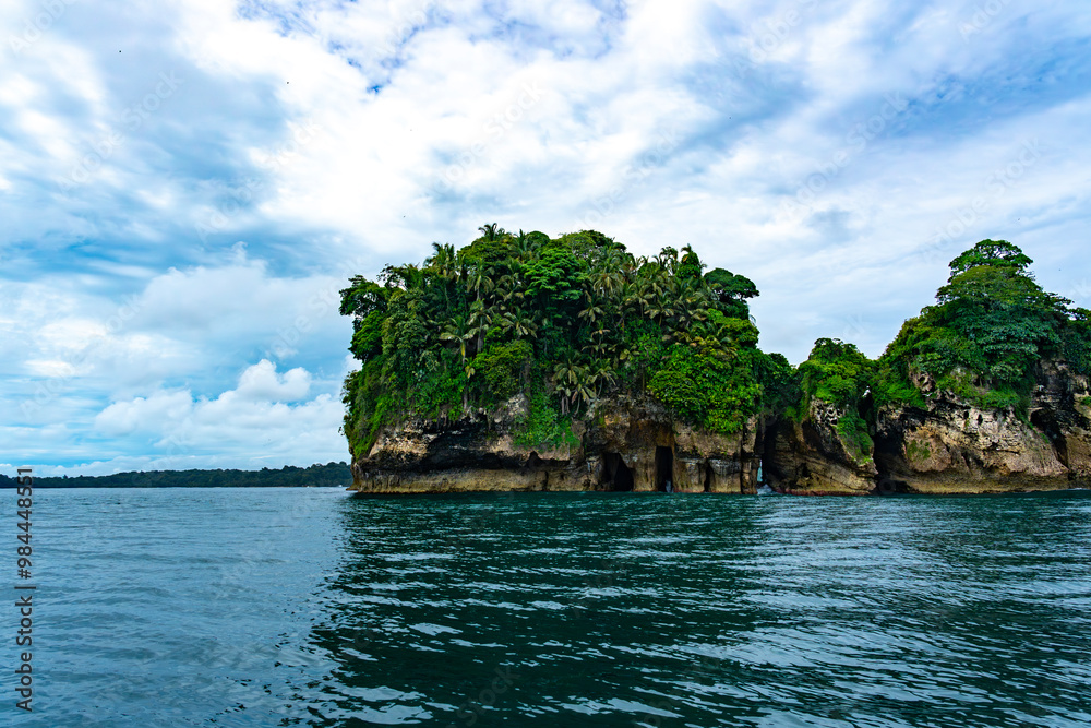 Obraz premium Stunning Tropical Scenery of Isla de los Pájaros in Bocas del Toro, Panama Featuring Lush Vegetation, Wildlife, and Dramatic Coastal Rock Formations in the Caribbean Sea