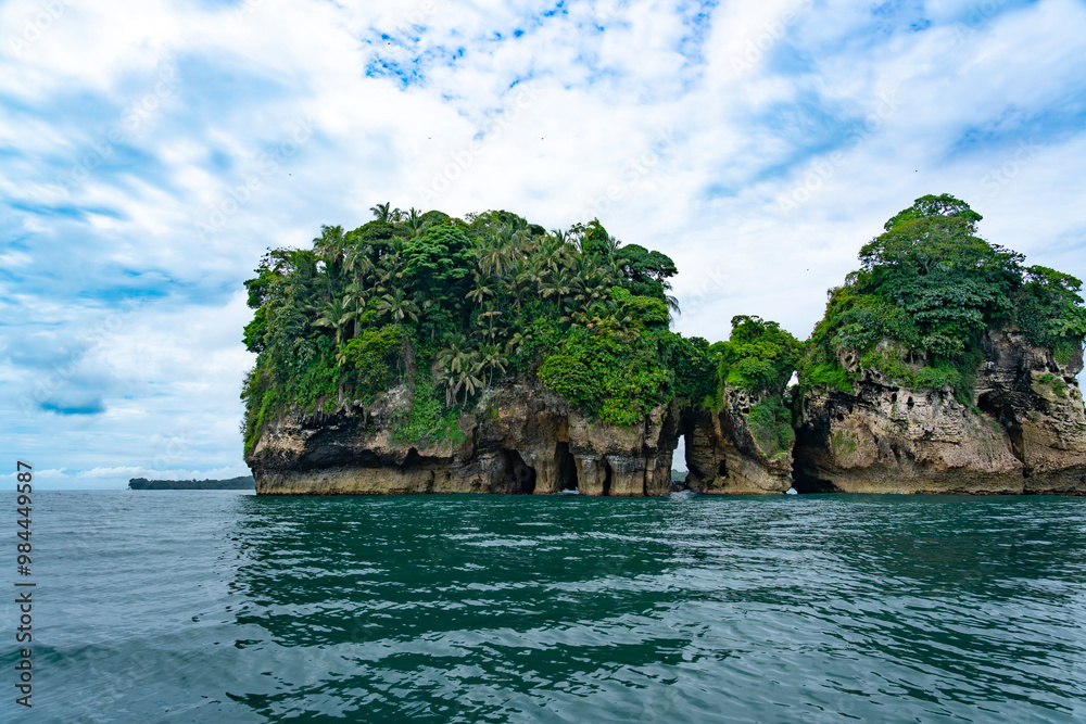 Obraz premium Stunning Tropical Scenery of Isla de los Pájaros in Bocas del Toro, Panama Featuring Lush Vegetation, Wildlife, and Dramatic Coastal Rock Formations in the Caribbean Sea