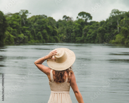 mulher sorrindo em beira de rio em hotel de selva em alta floresta, mato grosso 