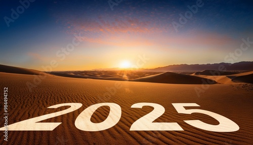 Bonne année 2025 : concept de nouvelle année 2025 avec un lever de soleil dans le désert et les chiffres 2025 sur le sable.