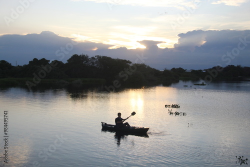 homem remando em caiaque na baia de sia mariana, pantanal em barão de melgaço, mato grosso  photo