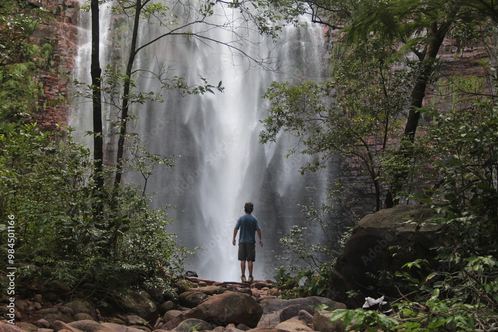 Obraz premium homem na cachoeira dos namorados, parque estadual da serra de ricardo franco, vila bela da santíssima trindade, mato grosso