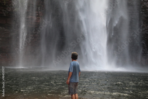 homem na cachoeira dos namorados, parque estadual da serra de ricardo franco, vila bela da santíssima trindade, mato grosso 