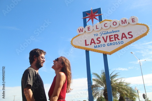 Photography casal em frente a placa na cidade de Vera, Mato Grosso, que é réplica da placa n