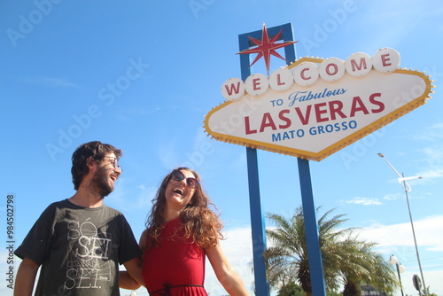 Canvas Print casal em frente a placa na cidade de Vera, Mato Grosso, que é réplica da placa n