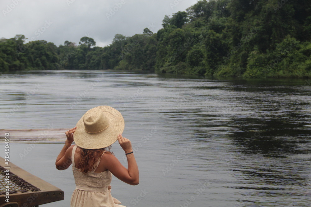 Fototapeta premium mulher em hotel de selva na amazônia