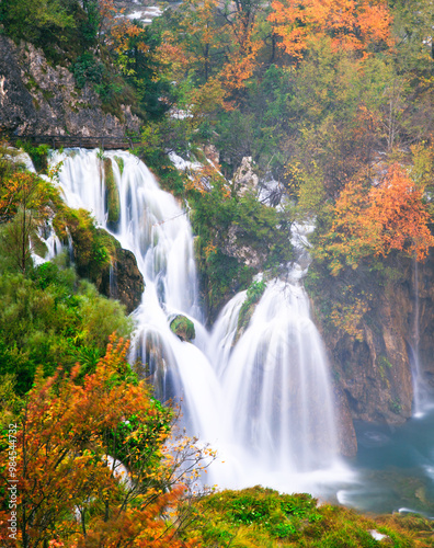 Obraz na płótnie Scenic Autumn Waterfall in Serene Forest Setting w salonie