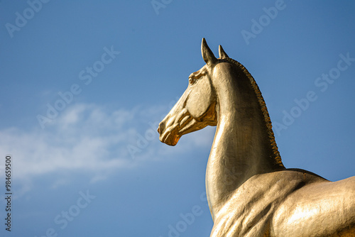 Fotografie golden horse statue turkmenistan blue sky