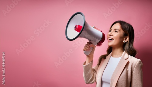 Une jeune femme tenant un mégaphone annonce des soldes et des remises, sur un fond vif
