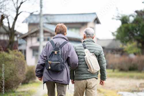 2人で家路を歩く高齢者の夫婦