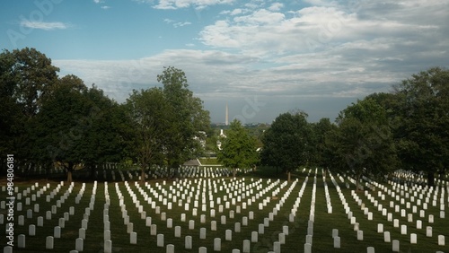 Cuadro en lienzo Solemn view of Arlington National Cemetery featuring rows of white gravestones