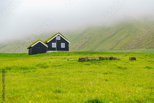 Cabañas en las Islas Feroe del Norte, un pequeño refugio que no está nada mal. Eysturoy, Islas Feroe, Dinamarca photo