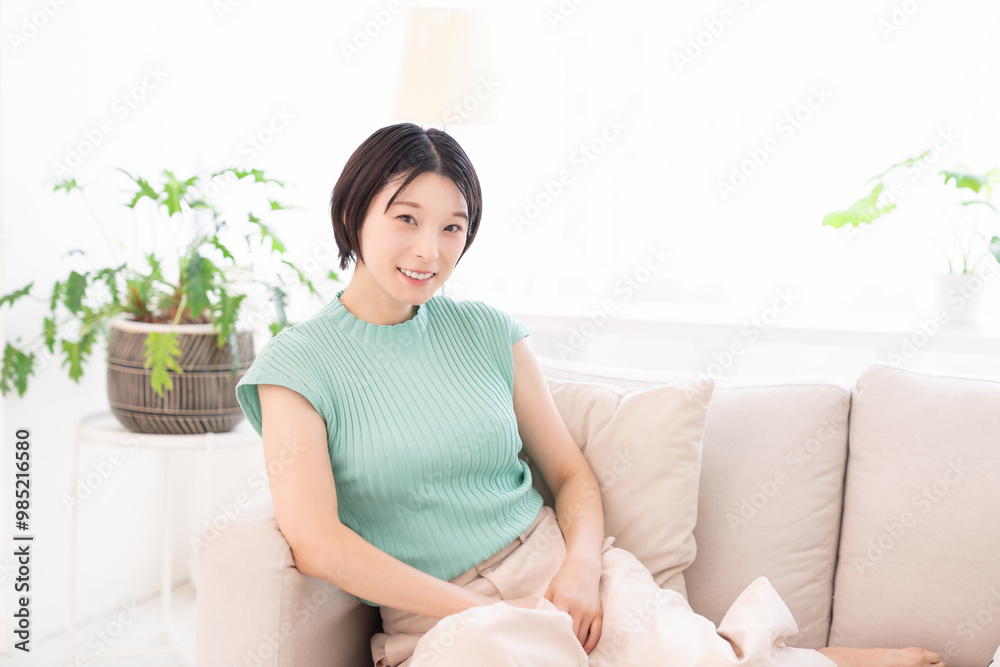 部屋でリラックスする女性 部屋でリラックスする女性