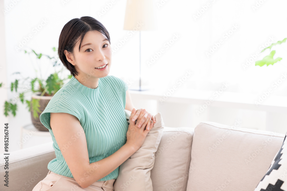 部屋でリラックスする女性