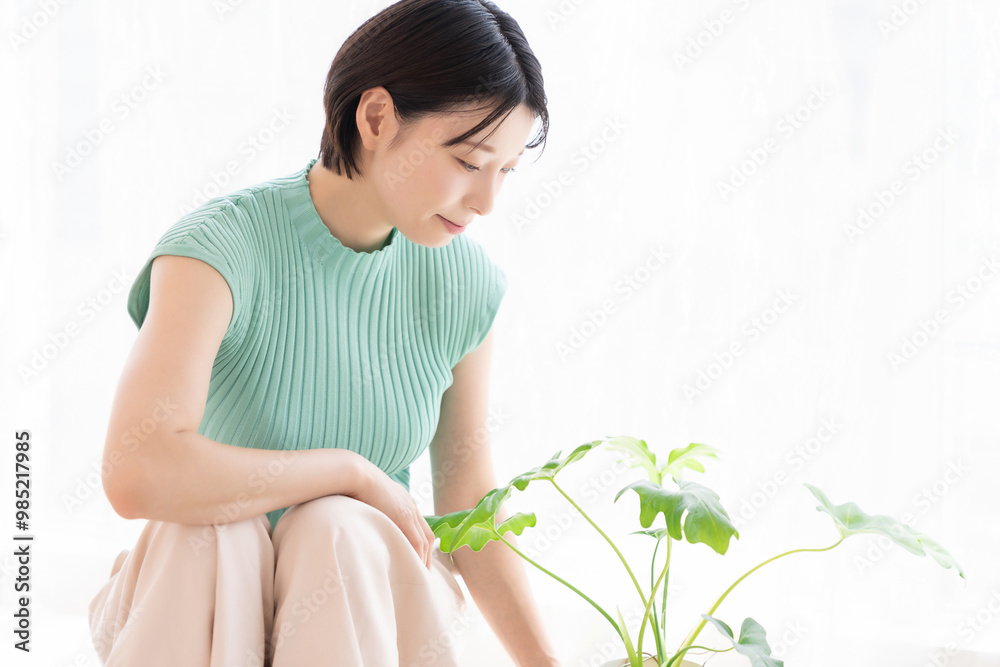 部屋でリラックスする女性 部屋でリラックスする女性