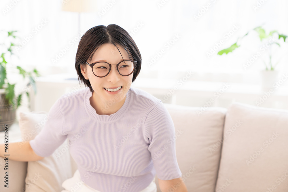部屋でリラックスする女性 部屋でリラックスする女性
