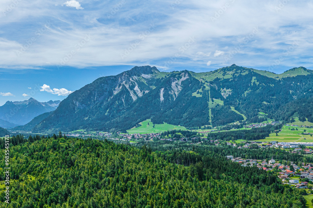 Obraz premium Die Naturparkregion Reutte im Tiroler Lechtal im Sommer, Blick zum Hahnenkamm bei Höfen