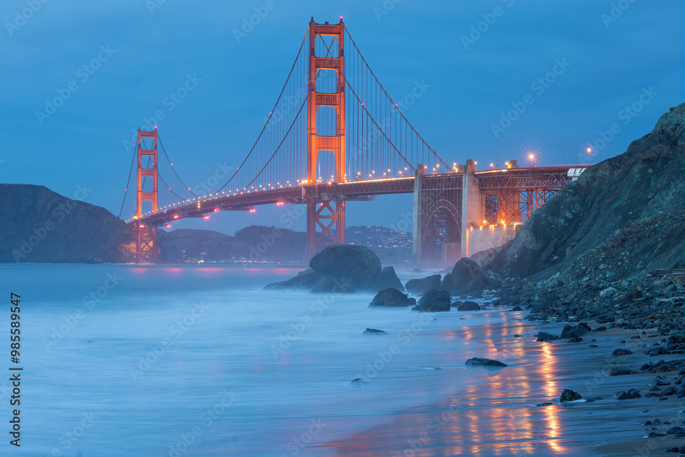 Fototapeta premium The Golden Gate Bridge in the Blue Hour. Baker Beach, San Francisco, California, USA.