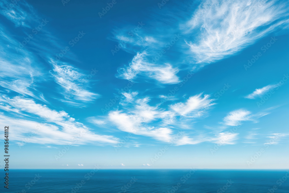 Obraz premium Cirrus clouds in the azure sky above a ocean