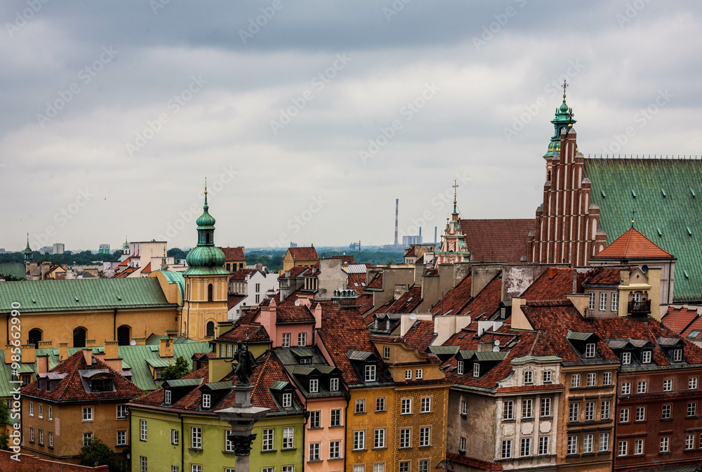 Obraz premium Paralotniarz wśród chmur na niebieskim niebie