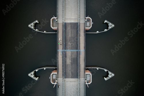 Obraz na płótnie Symmetry in Motion: Aerial View of Elbląg Canal Lock Near Old Town w salonie