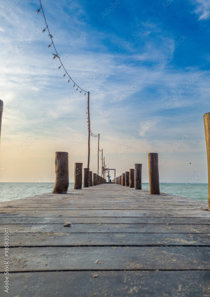 Naklejka premium wooden pier on the beach
