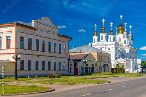 Obraz na płótnie A view of Teatralnaya street and The Resurrection Cathedral in Shuya, Russia. An old Russian town. w salonie