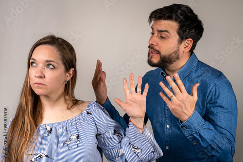 Slika na platnu Pareja discutiendo y argumentando en señal de ruptura y separación