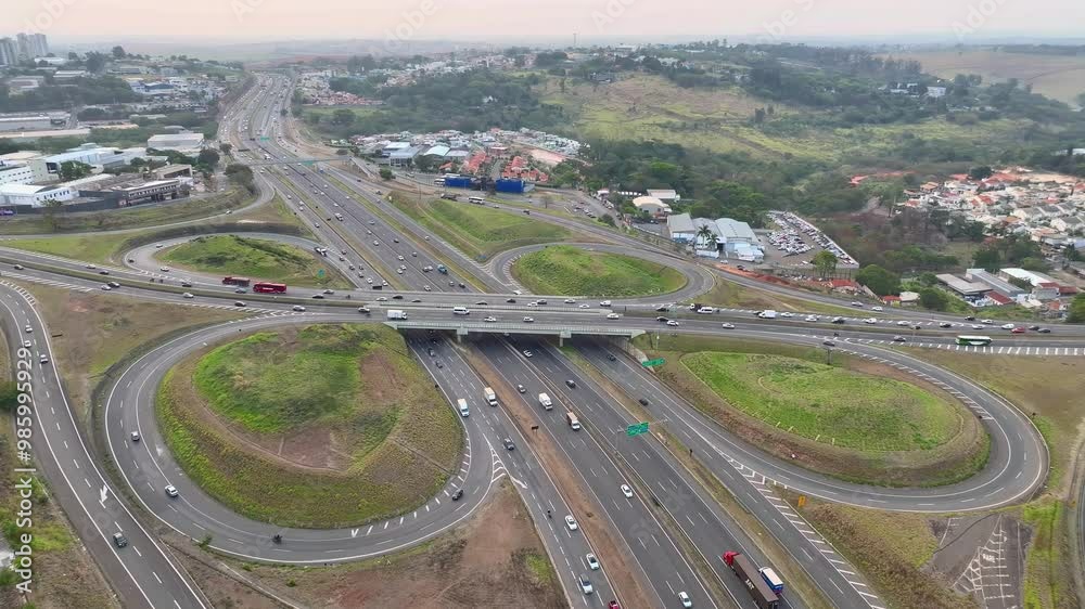 Imagem aérea da Rodovia Dom Pedro em Campinas durante horário de rush. Região do Parque Empresarial Alphaville. 
