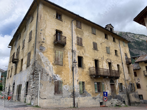 Edificio abbandonato in avanzato stato di degrado photo