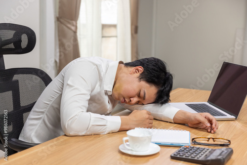 Foto Man with narcolepsy is fall asleep on office desk