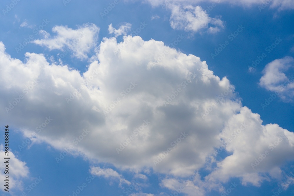 Fototapeta premium The white clouds in the blue sky.