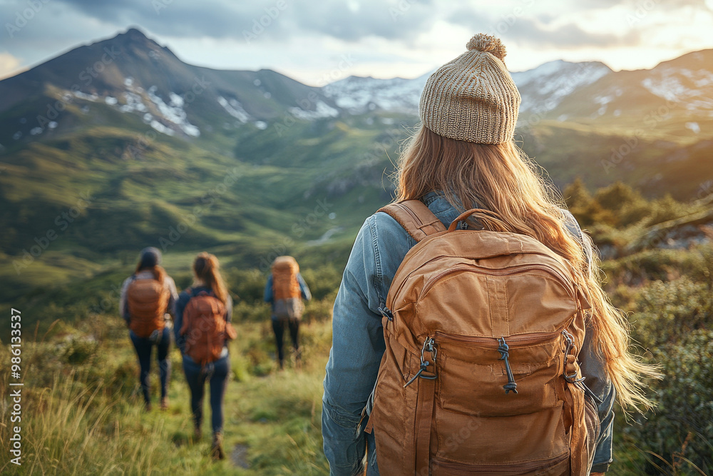 Naklejka premium Hiker on the top of mountain