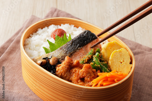 お母さんがキッチンでお弁当を作るシーン