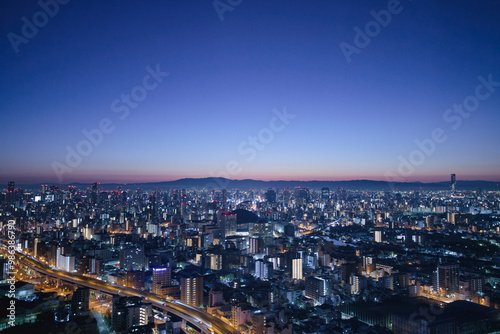 展望台から見えた阪神高速道路と夕暮れの大阪の都市風景