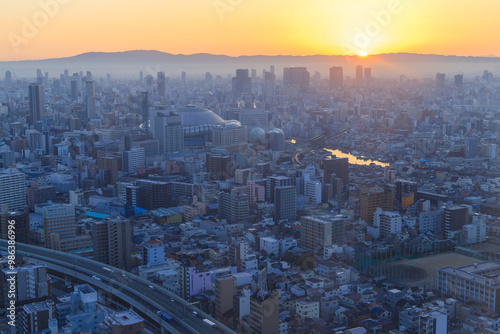 展望台から見えた日の出と早朝の大阪の都市風景