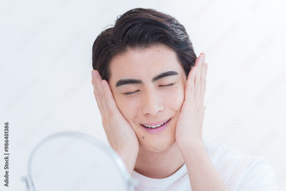 スキンケアをする若い男性