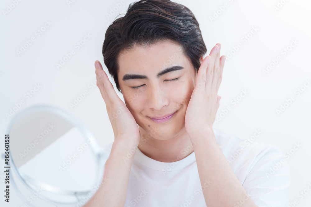 スキンケアをする若い男性