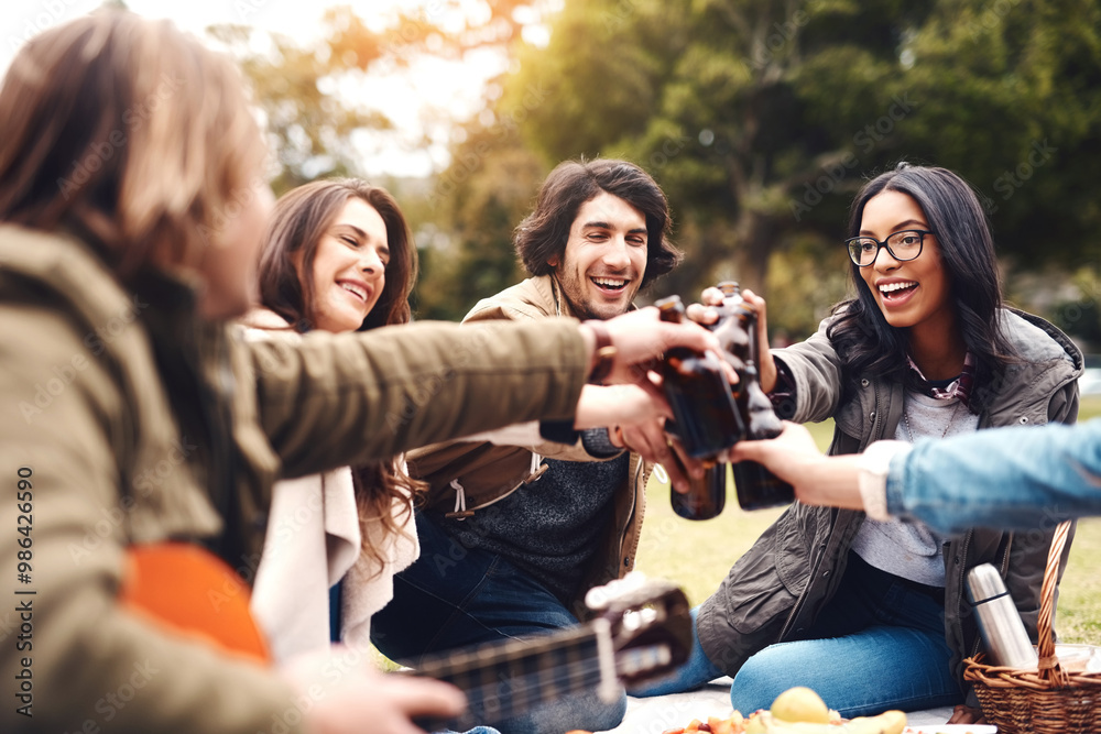 Obraz premium Park, smile and friends with beer for toast, celebration and bonding together in social gathering. Group, happy people and bottles with alcohol for achievement, reunion and cheers in outdoor picnic