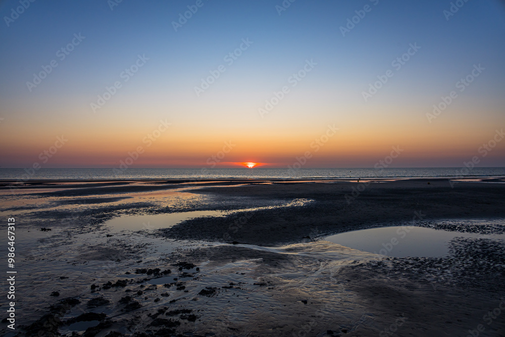 Fototapeta premium Coucher de soleil sur l'océan à Cayeux-sur-Mer