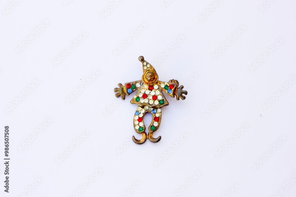 Obraz premium A brooch shaped like a clown. A brooch is a piece of jewelry that serves both functional and decorative purposes. This photo is taken from the front.