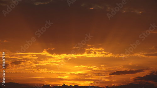 puesta de sol desde la ampolla, delta del Ebro, atardecer, fondo pantalla, fondo escritorio, sol deslumbrante en la puesta de sol después de llover en verano, energía divina, rayos de sol