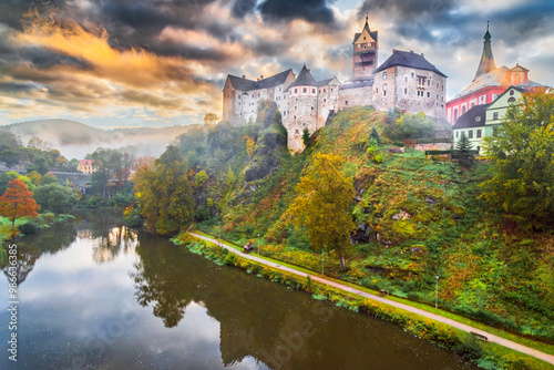 Obraz na płótnie Czech Republic, Loket - Bohemia. Autumn landscape boasts colorful foliage, a medieval castle, winding river, and misty skies. w salonie