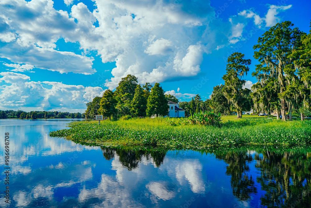 Naklejka premium Tampa, Florida, USA: 09 20 2024: The landscape of Hillsborough river and River hill park at Tampa, Florida