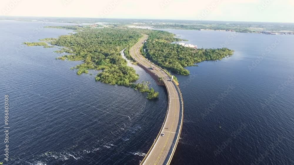 Imagem aérea de ponte sobre o Rio Negro com a floresta amazônica ao fundo