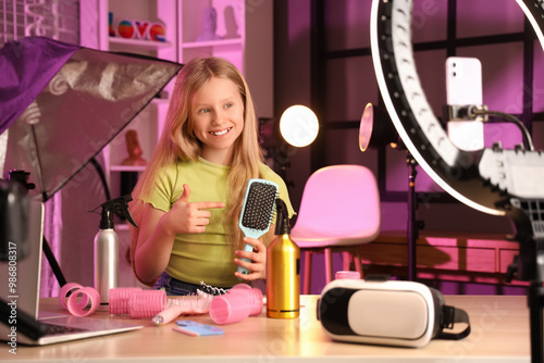 Teenage beauty blogger poin...