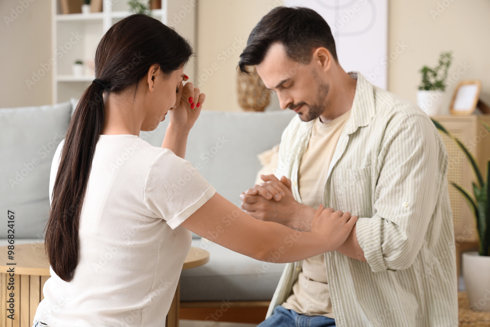 Obraz premium Religious couple praying at home